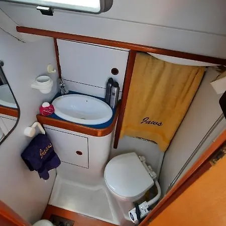 Velero Jaws Evasion Bådhotel